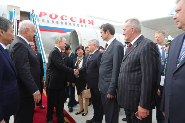 Ông Brovarets Andrey Petrovich, Tổng Lãnh sự Liên bang Nga (thứ 2 từ phải sang) tại Đà Nẵng, đón Tổng thống Putin đến Đà Nẵng tham dự Tuần lễ Cấp cao APEC 2017. Ảnh: TLS 