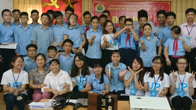 Các thành viên của UPSHIFT Đà Nẵng tiếp cận với học sinh Trường Chuyên biệt Tương Lai đầu tháng 9-2017.