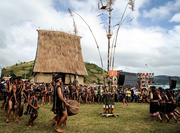 An impressive performance of ‘gong’, an East and Southeast Asian musical percussion instrument that takes the form of a flat, circular metal disc which is hit with a mallet.