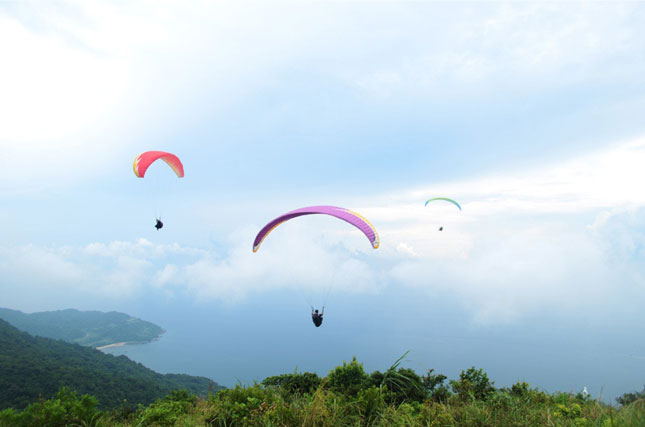 Những chiếc dù đầy màu sắc bay lượn trên bán đảo Sơn Trà. Từ độ cao này, người chơi thỏa sức ngắm cảnh đẹp của thành phố.