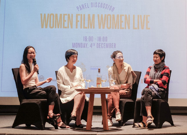 Các nữ đạo diễn thảo luận trong khuôn khổ sự kiện Gặp gỡ mùa thu lần thứ 5. TRONG ẢNH: Thứ hai từ trái qua: Nguyễn Hoàng Điệp, Uisenma Borchu và Anocha Suwichakompong.