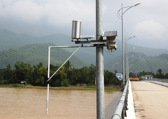 Một thiết bị đo đếm tự động đặt tại cầu Trường Định bắc qua sông Cu Đê.                                                                                Ảnh: KHÁNH HÀ