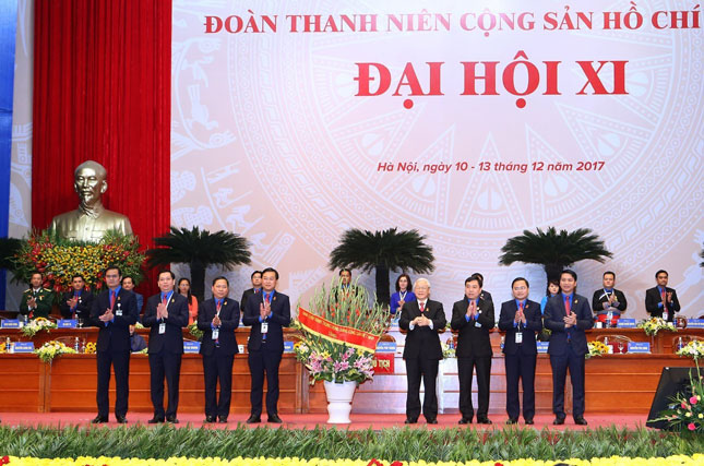Tổng Bí thư Nguyễn Phú Trọng (thứ tư, từ phải sang, hàng trước) tặng hoa  chúc mừng đại hội.Ảnh: TTXVN