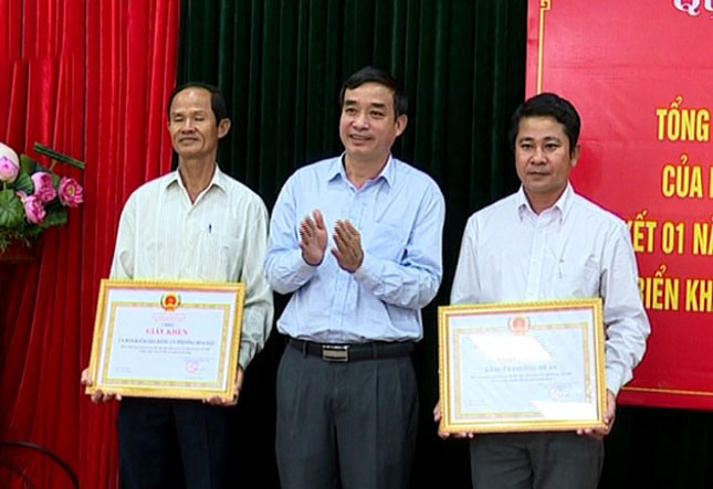 Lãnh đạo quận Ngũ Hành Sơn khen thưởng các tổ chức Đảng thực hiện tốt nhiệm vụ kiểm tra, giám sát.
