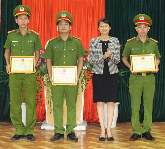 Bà Trần Thị Thanh Tâm, Chủ tịch UBND quận Sơn Trà, trao thưởng cho tập thể Đội Cảnh sát hình sự và các cá nhân. 