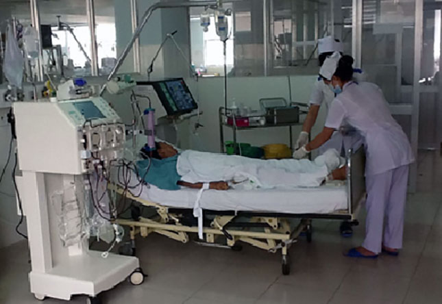 Anh Lê Đức Nam đang được điều trị tích cực tại Khoa Hồi sức tích cực - Chống độc tại Bệnh viện Đà Nẵng.           Ảnh: TIỂU YẾN