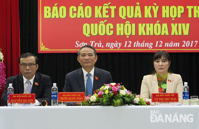 Ủy viên Trung ương Đảng, Bí thư Thành ủy Trương Quang Nghĩa (giữa) tiếp xúc cử tri. 							              Ảnh: SƠN TRUNG