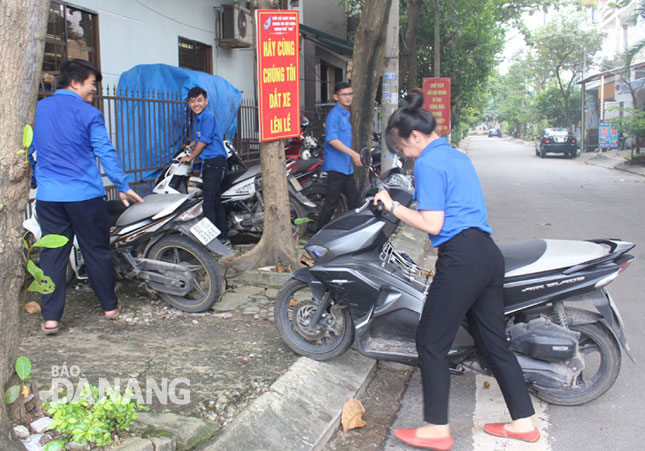 Đoàn viên phường Khuê Trung tham gia mô hình “Hãy cùng chúng tôi dắt xe lên lề”.