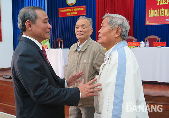 Bí thư Thành ủy Trương Quang Nghĩa (trái) trao đổi với cử tri quận Hải Châu tại buổi tiếp xúc cử tri sáng 13-12. Ảnh: SƠN TRUNG