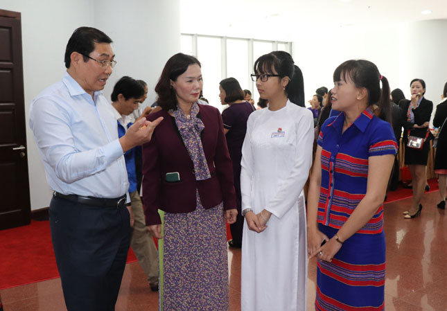 Chủ tịch UBND thành phố Huỳnh Đức Thơ trao đổi bên lề về tình trạng bạo lực với các tầng lớp phụ nữ.