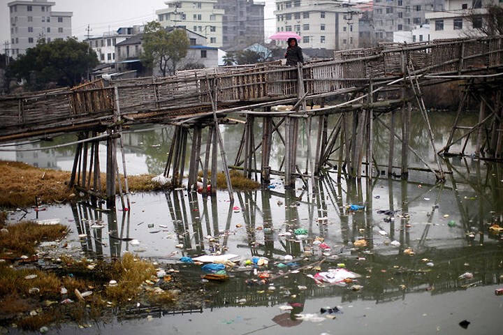Cầu tạm bợ bắc qua một con sông ô nhiễm ở thành phố Ôn Châu, tỉnh Chiết Giang.