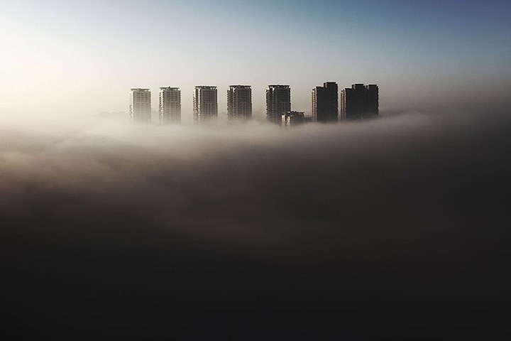 Khói bụi quện sương trong một buổi sớm lạnh giá ở thành phố Thiên Tân./.