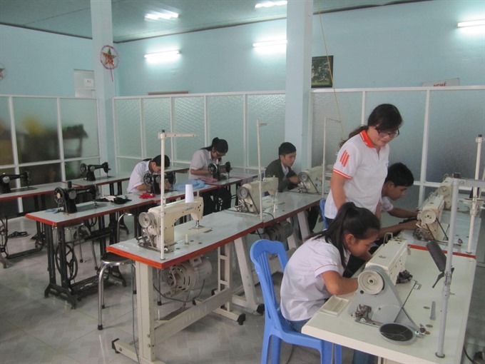 Children with disabilities at a vocational training centre in Đà Nẵng. — VNS Photo Công Thành Read more at http://vietnamnews.vn/society/419400/asean-focuses-on-education-for-kids-with-disabilities.html#IRlF8AMkFMicqjCr.99