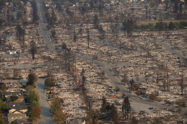 Cảnh tượng hoang tàn tại Santa Rosa, bang California, Mỹ khi hàng loạt đám cháy rừng lan rộng thiêu rụi nhà cửa và cây cối ở khu vực này hồi tháng 10.