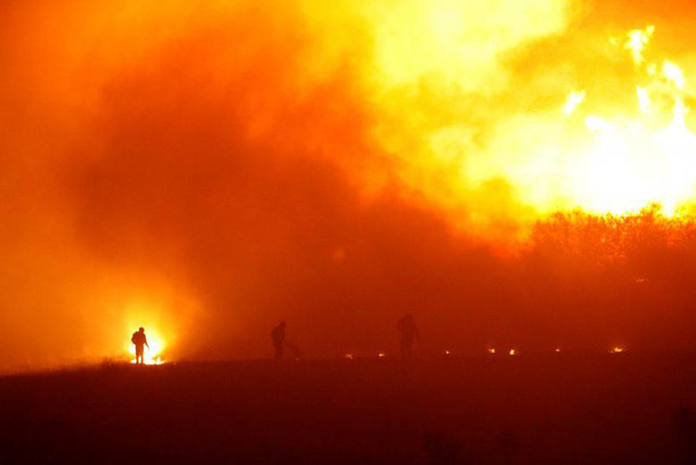 Dân làng chứng kiến vụ cháy rừng dữ dội tại vùng O'Higgins, phía nam Chile ngày 24/1.