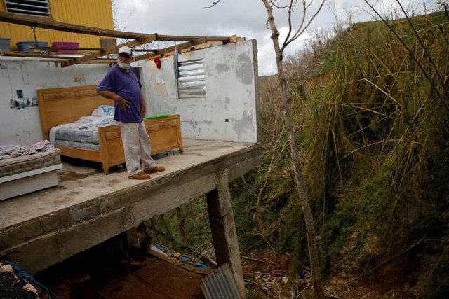 Ông Roberto Morales Santos, 70 tuổi, đứng trong căn nhà trơ trọi của mình sau khi bão Maria càn quét qua khu vực San Juan, Puerto Rico hồi tháng 10.