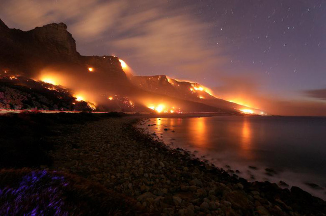 Cháy rừng dữ dội ở núi Table, Cape Town, Nam Phi ngày 13/10.
