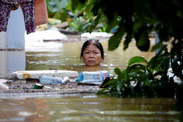 Người phụ nữ ngâm mình trong biển nước khi cơn bão Damrey đổ bộ vào phố cổ Hội An và gây ra lụt lội nghiêm trọng tại khu vực này ngày 6/11.