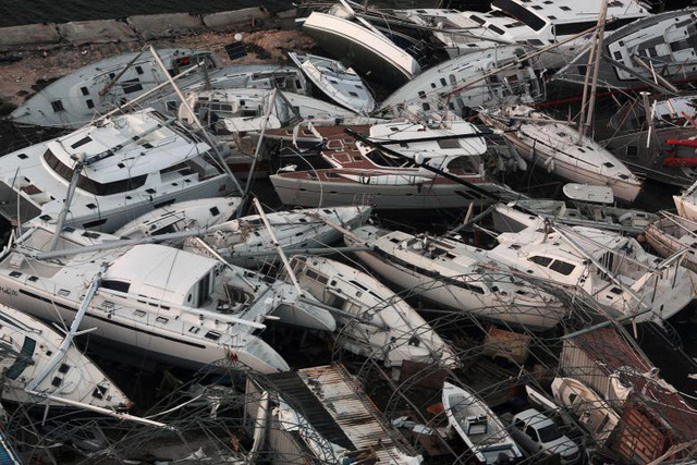 Siêu bão Irma quét đổ tàu thuyền và ô tô tại Sint Maarten, Hà Lan ngày 11/9.