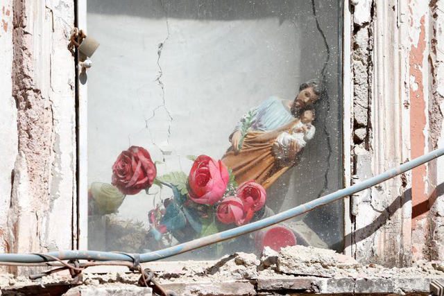 Tượng Chúa đổ nghiêng sau trận động đất tại đảo Ischia, Itlay hồi tháng 8.