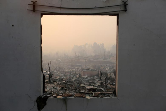 Cảnh tượng hoang tàn nhìn qua khung cửa sổ của một ngôi nhà bị thiêu rụi sau vụ cháy rừng kinh hoàng nhất trong lịch sử hiện đại của Chile, xảy ra tại các khu vực miền trung và miền nam của nước này hồi tháng 1.