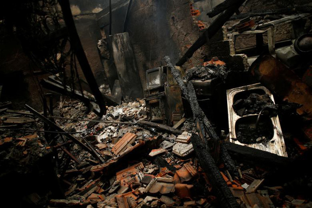 Đồ đạc cháy đen bên trong một ngôi nhà sau vụ cháy rừng ở Vila Nova, Bồ Đào Nha ngày 16/10.