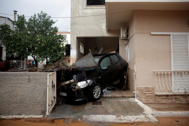Xe ô tô bị mắc kẹt do lũ cuốn ở khu vực phía tây Athens, Hy Lạp. Trận lũ khiến ít nhất 15 người thiệt mạng hồi tháng 11.