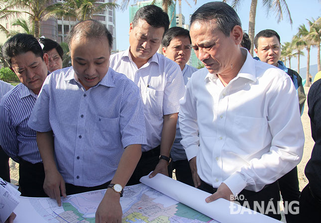 Secretary Nghia inspecting the operation of sluice gates along coastal areas