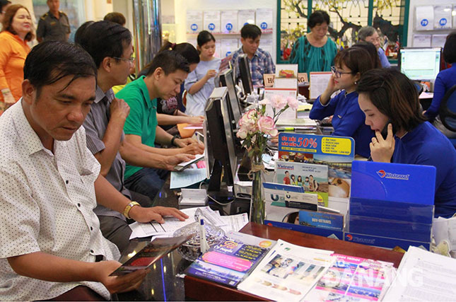 Các công ty, đơn vị lữ hành luôn nhộn nhịp khách vào ra. Trong ảnh: Khách tìm hiểu mua tour tại Công ty CP Du lịch và Tiếp thị giao thông vận tải Việt Nam (Vietravel) - Chi nhánh Đà Nẵng. 