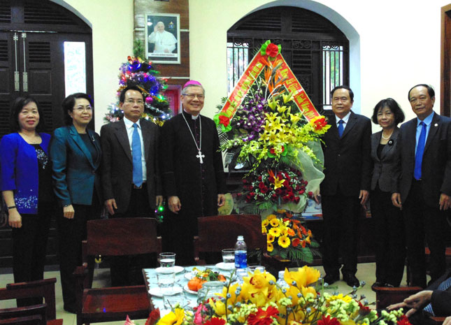 Chủ tịch Ủy ban Trung ương MTTQ Việt Nam Trần Thanh Mẫn (thứ ba từ phải sang) và lãnh đạo Ủy ban MTTQ Việt Nam thành phố chúc mừng Giáng sinh 2017 tại Tòa Giám mục Giáo phận Đà Nẵng. 				           Ảnh: THANH TUYỀN