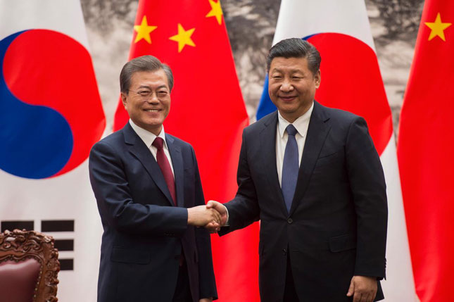 Tổng thống Hàn Quốc Moon Jae-in (trái) gặp gỡ Chủ tịch Trung Quốc Tập Cận Bình tại Bắc Kinh. 	          Ảnh: AP