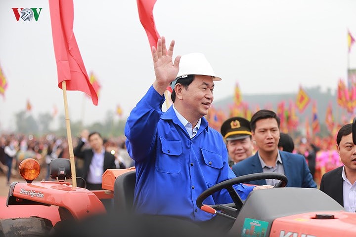 Người dân xã Đọi Sơn, Duy Tiên vỗ tay khi thấy Chủ tịch nước lái máy cày.