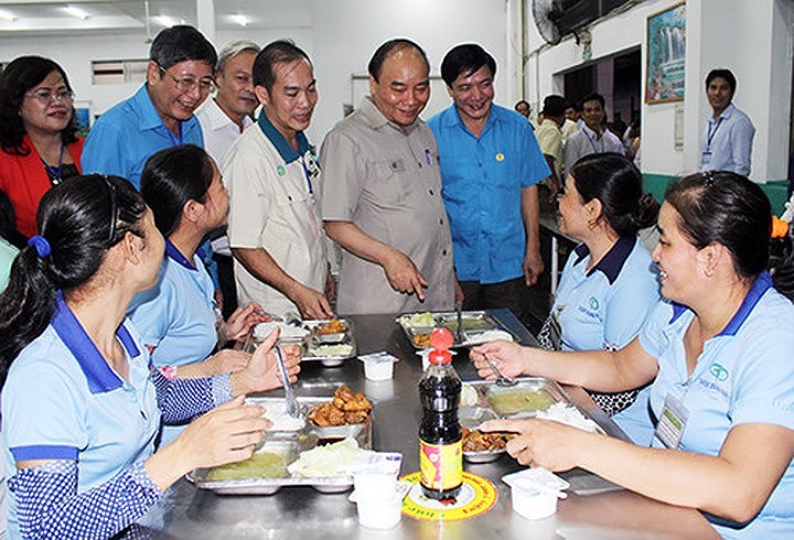Cuối tháng 10 vừa qua (ngày 28/10), Thủ tướng Nguyễn Xuân Phúc đã trực tiếp đến bếp ăn tập thể Công ty TaeKwang Vina (Khu công nghiệp Biên Hòa 2, Đồng Nai) để thị sát chất lượng bữa ăn chiều dành cho người lao động.  (Ảnh: Vnexpress)