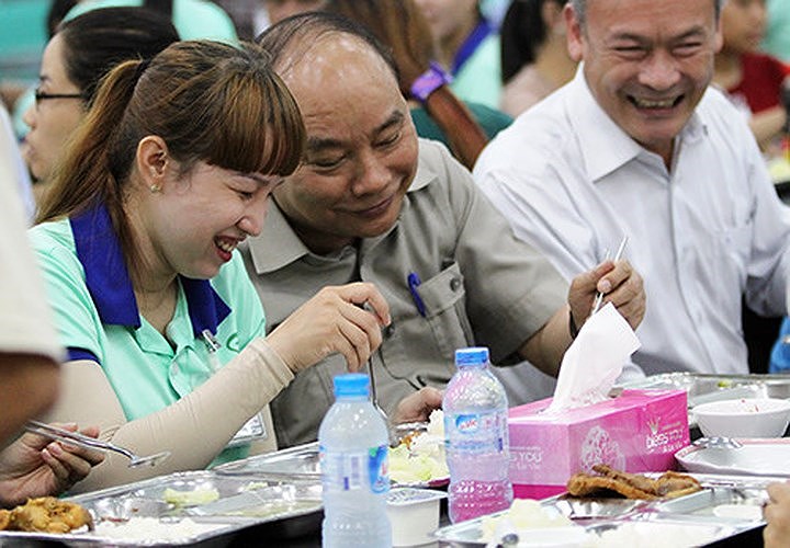 Vừa ăn, người đứng đầu Chính phủ vừa hỏi thăm nữ công nhân ngồi cạnh: 