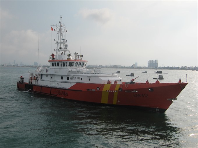 A rescue ship from the Đà Nẵng-based Maritime Search and Rescue Coordination Centre No 2 (MRCC2) is seen at Đà Nẵng Port. The ship and a team of rescuers have saved the seven crew members of a sunken fishing boat in the water off the Hoàng Sa (Paracels) Island of Việt Nam. — VNS Photo Công Thành Read more at http://vietnamnews.vn/society/419391/seven-fishermen-saved-at-sea.html#6DtZ5legciKmCGPT.99