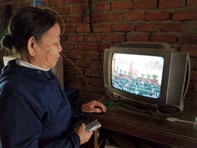 Bà Nguyễn Thị Định theo dõi truyền hình trực tiếp phiên bế mạc kỳ họp HĐND thành phố Đà Nẵng ngày 7-12 vừa qua. Ảnh: V.T.L