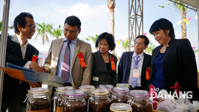  Vice Chairman Minh (2nd left) visiting a participating stand