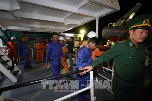 Ngư dân tàu cá bị nạn được đưa về bờ an toàn. Ảnh: Trần Lê Lâm/TTXVN