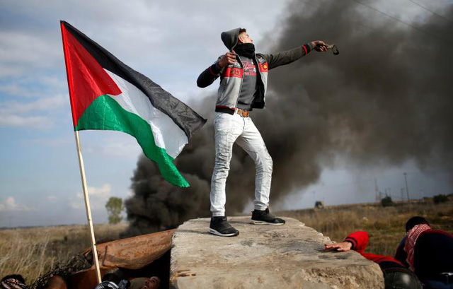 Israel cáo buộc những người biểu tình Palestine đã đốt lốp xe và đẩy về phía các binh sĩ Israel. Ngoài ra, người biểu tình còn ném bom lửa và đá, khiến tình hình trở nên hỗn loạn.