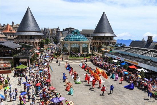 A parade held at the Ba Na Hill resort in Da Nang (Photo: VNA)