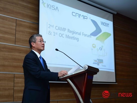 Deputy Minister of Information and Communications Nguyễn Thành Hưng speaks at the forum. — Photo ictnews.vn Read more at http://vietnamnews.vn/economy/419513/cyber-security-more-difficult-by-the-day.html#zKHfcUpq3qp6mO3x.99