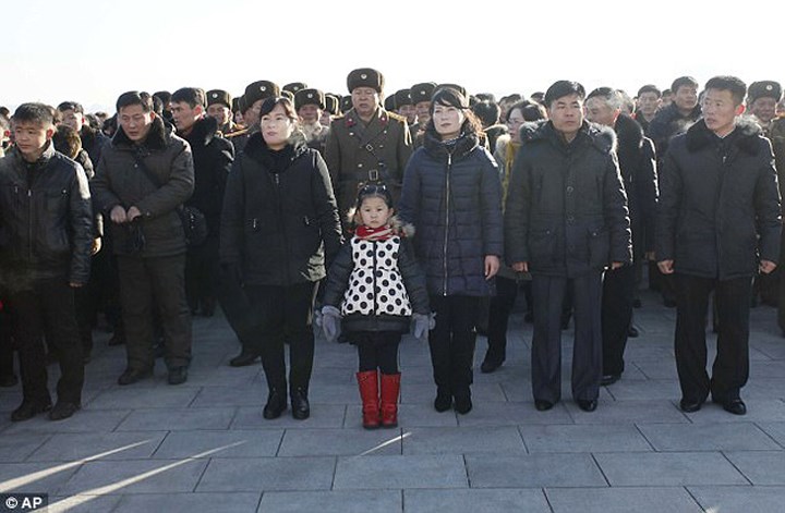 Rất đông người dân Triều Tiên tập trung tại Đồi Mansu ở thủ đô Bình Nhưỡng và đặt hoa dưới chân tượng đài hai cố lãnh đạo Kim Jong-il và Kim Il-sung, cha và ông nhà lãnh đạo Triều Tiên hiện tại Kim Jong-un. Ảnh: AP.