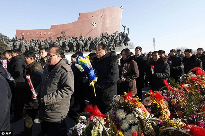 Người dân Triều Tiên xếp hàng dài chờ đến lượt để đặt hoa tưởng niệm nhà lãnh đạo quá cố tại một tượng đài ở Bình Nhưỡng. Ảnh: AP.