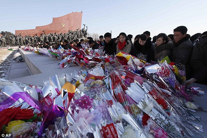 Truyền thông nhà nước Triều Tiên đưa tin các lãnh đạo cấp cao cũng đã tới viếng lăng mộ của ông Kim Jong-il tại ngoại ô Bình Nhưỡng. Ảnh: AP.