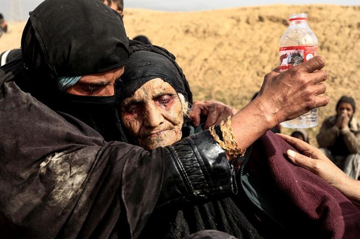 Các phụ nữ Iraq này vừa chạy khỏi nơi họ sinh sống và đang nghỉ tạm trên sa mạc khi đợi chuyển đi chỗ khác trong lúc giao tranh diễn ra giữa quân đội Iraq và chiến binh IS, vào ngày 27-2.