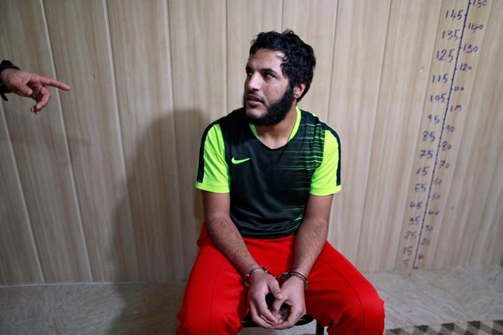   Amar Hussein, 22 tuổi, là một phiến quân IS bị bắt giữ. Y đang nghe một nhân viên chống khủng bố Iraq nói, vào ngày 15-2.