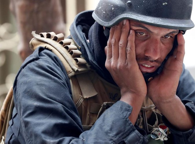 Gương mặt của một lính đặc nhiệm Iraq sau khi đồng đội của anh này vừa bị IS bắn chết trong cuộc chiến ở Mosul, vào ngày 3-3.