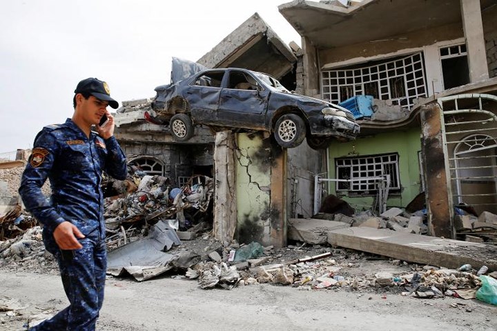 Nhà cửa và ô tô hư hại do cuộc chiến chống IS.