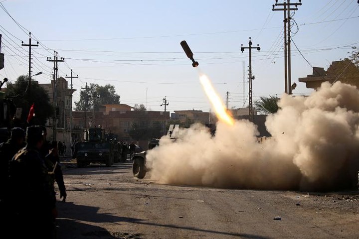 Lực lượng phản ứng nhanh Iraq phóng rocket về phía chiến binh IS trong cuộc chiến ở đông Mosul vào ngày 11-1.