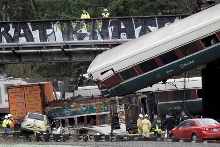 Một toa tàu của hãng Amtrak lao xuống đường cao tốc bị biến dạng hoàn toàn.